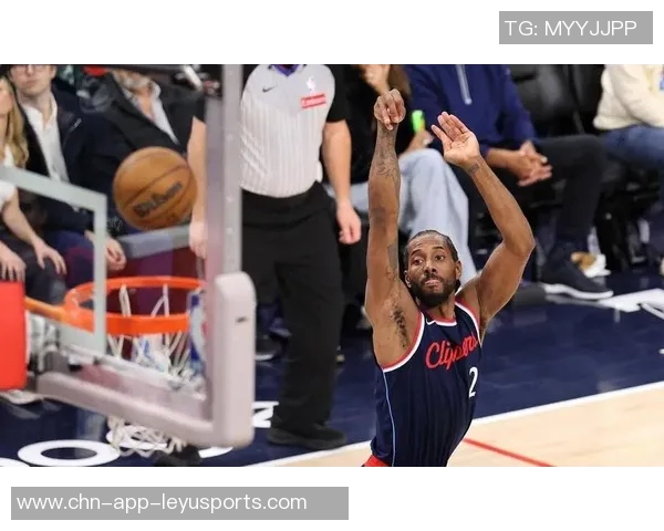 小卡上半场表现抢眼两分全中三分稍显失准罚球稳健贡献17分 小卡上半场表现抢眼两分全中三分稍显失准罚球稳健贡献17分