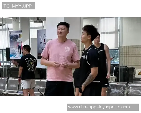 媒体人分享广东全运男篮探班照片赵睿身穿北京T恤与胡明轩崔永熙同框合影