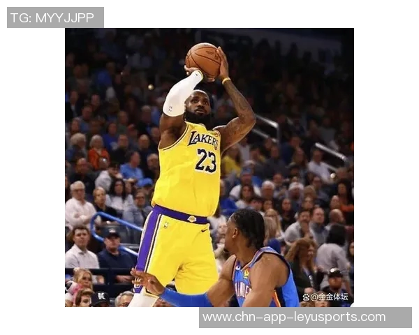 詹姆斯训练中全力指挥防守轮转声音嘶哑展现领袖风范 詹姆斯训练中全力指挥防守轮转声音嘶哑展现领袖风范